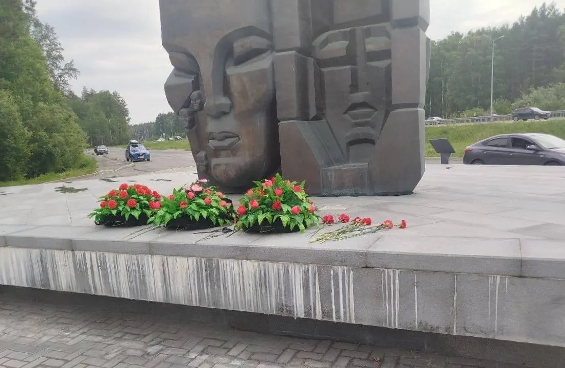 Горожане приходят к Мемориалу жертв политических репрессий на Ново‑Московском тракте и оставляют цветы. Около памятника дежурит полиция, задержаний не зафиксировано.