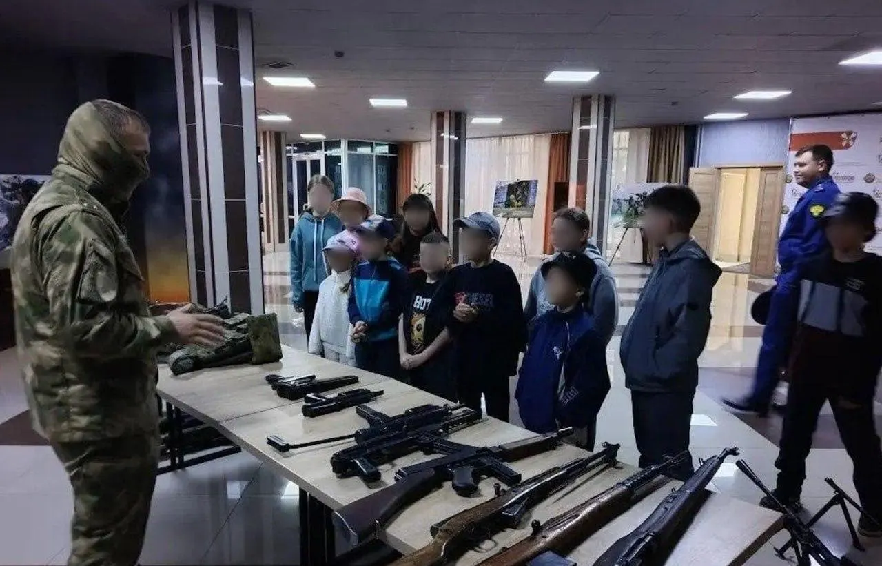 В Новосибирске детей из реабилитационного центра «Виктория» пригласили в отряд спецназа: бойцы рассказали о службе и показали оружие в рамках мероприятия к 1 июня.