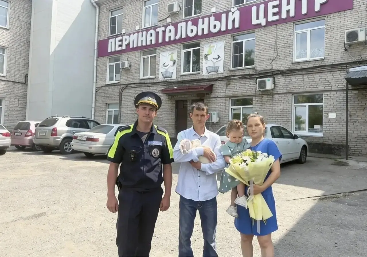 В Республике Алтай инспектор дорожной полиции сопроводил автомобиль с роженицей до перинатального центра; через полчаса после прибытия женщина родила, угроз жизни нет.
