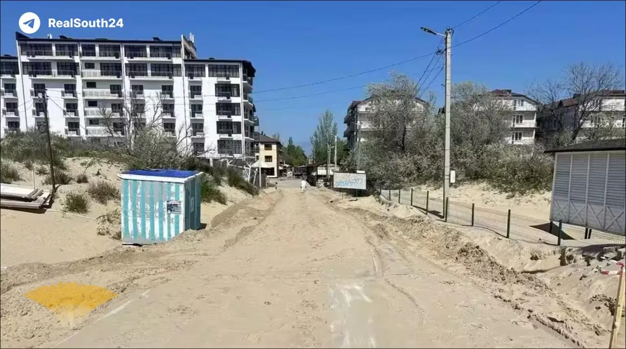 Вместо чистых пляжей в Анапе — мутная вода, дешёвый карьерный песок с примесью глины и свежие следы мазута. Из‑за загрязнений и работ по отсыпке для купания доступно лишь около пяти километров побережья.