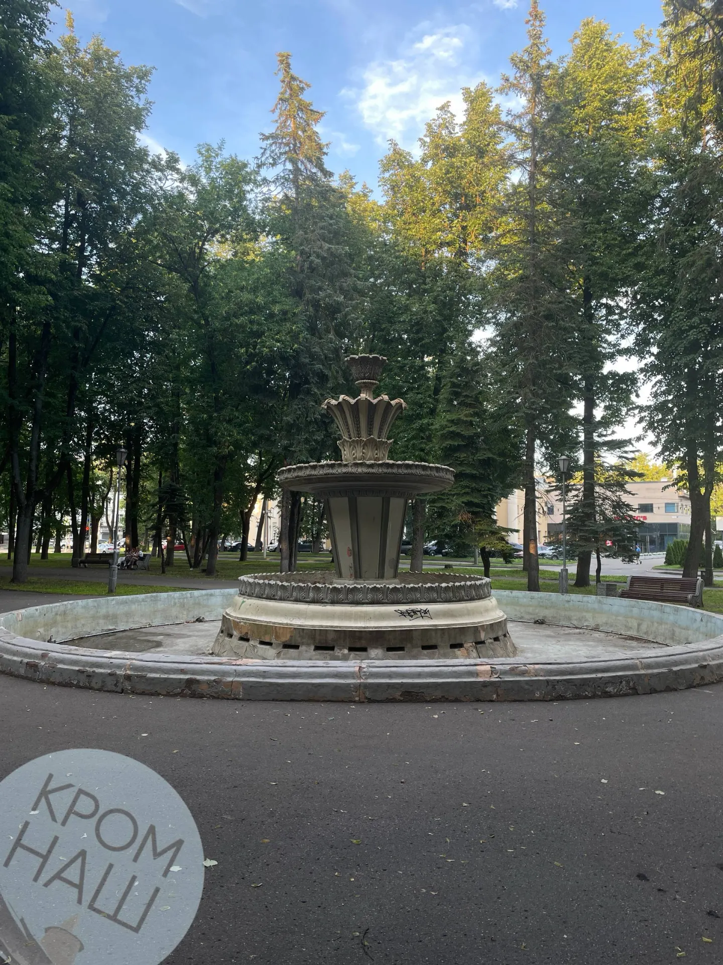 Жители Пскова жалуются, что главный городской фонтан не включили; власти обещали ремонт в июне, но в госзакупках обнаружен только контракт на проектно‑сметную документацию стоимостью свыше 530 тысяч рублей.