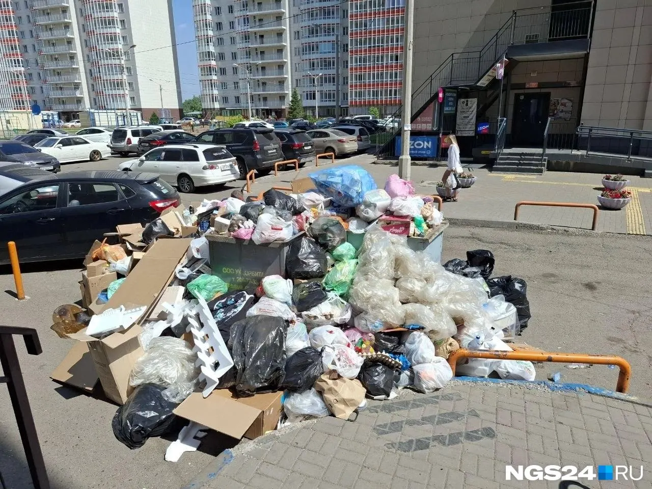 Красноярцы прислали жалобы и фото: в ряде дворов переполненные контейнеры, свалки и грызуны. Собрали адреса и примеры проблем, которые требуют реакции коммунальных служб.