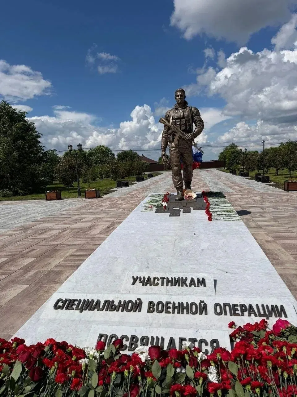 В Тобольске установили памятник участникам СВО в виде бронзовой фигуры воина. Власти заявляют, что на площади будут проходить «уроки мужества», а в регионе уже открыли около 20 подобных объектов.