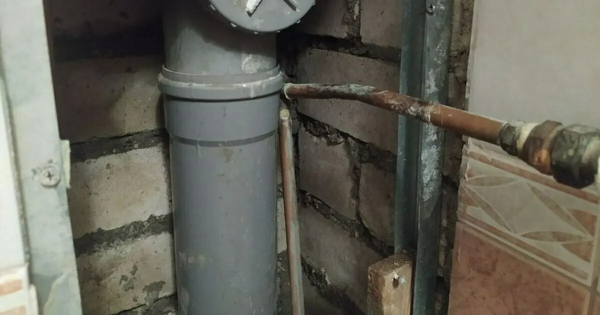 Жильцы дома на улице Чекистов уже два дня ждут приезда сантехника: управляющая компания объявила «выходной» и не устранила протекающую трубу с горячей водой.