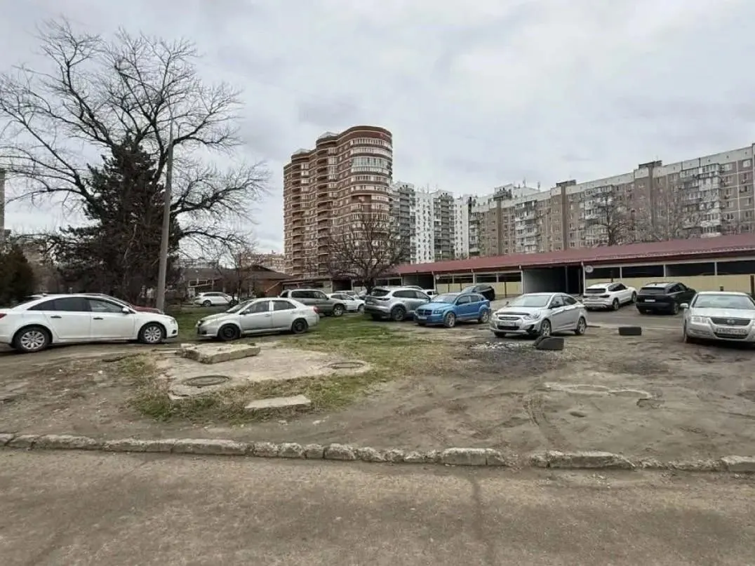 На благоустройство пустыря на Платановом бульваре планируют потратить почти 19 млн рублей: появятся тротуар, лавочки, урны, освещение, камеры видеонаблюдения и новое озеленение.