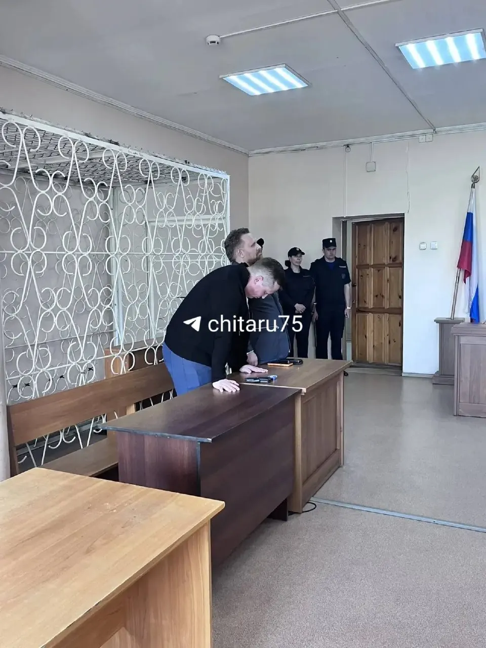 Бывшего министра вывели из зала суда под охраной и доставили в следственный изолятор. Он отказался от комментариев и попросил не снимать, перед этапированием снял цепочку.