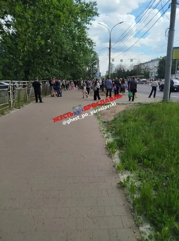 Павильон у автобусной остановки исчез несколько месяцев назад: люди вынуждены ждать под дождём и солнцем, в мэрии заявляют о закупке новых конструкций.