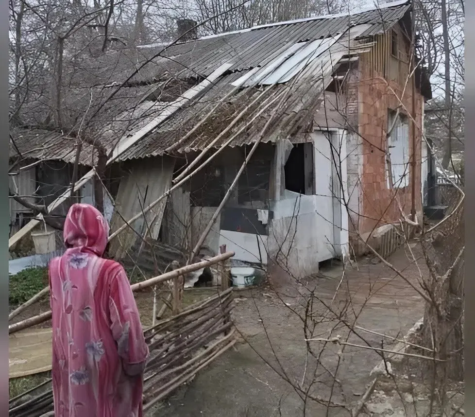 Жительница Балткоса живёт в здании, снятом с баланса в 2012 году: отопление — дровами, кровля повреждена после шторма, а единственный близкий родственник находится в хосписе. Соседи добиваются помощи от властей.
