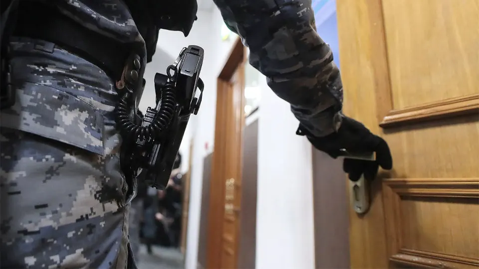 Никулинский районный суд Москвы избрал меру пресечения — домашний арест — для главы финансового департамента МЧС по обвинению в особо крупном мошенничестве, связанном с оформлением жилищных субсидий для сотрудников ведомства.
