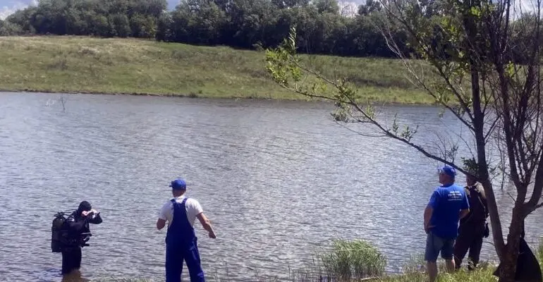 В Большеглушицком районе водолазы нашли на глубине 2,5 м тело мужчины в озере; полиция выясняет обстоятельства происшествия.