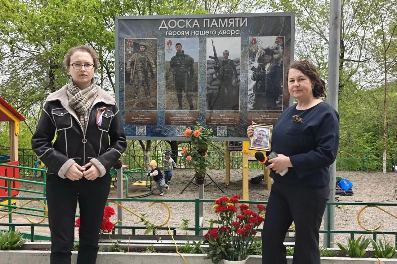 Во Владивостоке установили стенд «Героям нашего двора» с фотографиями четырёх погибших участников войны; один из них ранее имел судимости и был осуждён за хранение наркотиков. В ряде регионов продолжают увековечивать память бывших осуждённых.