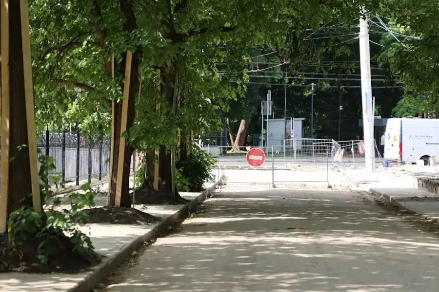 В центре Калининграда завершили ремонт проезда, который до этого не имел официального наименования; власти обещают присвоить улице имя после согласования топонимической комиссией и горсоветом.