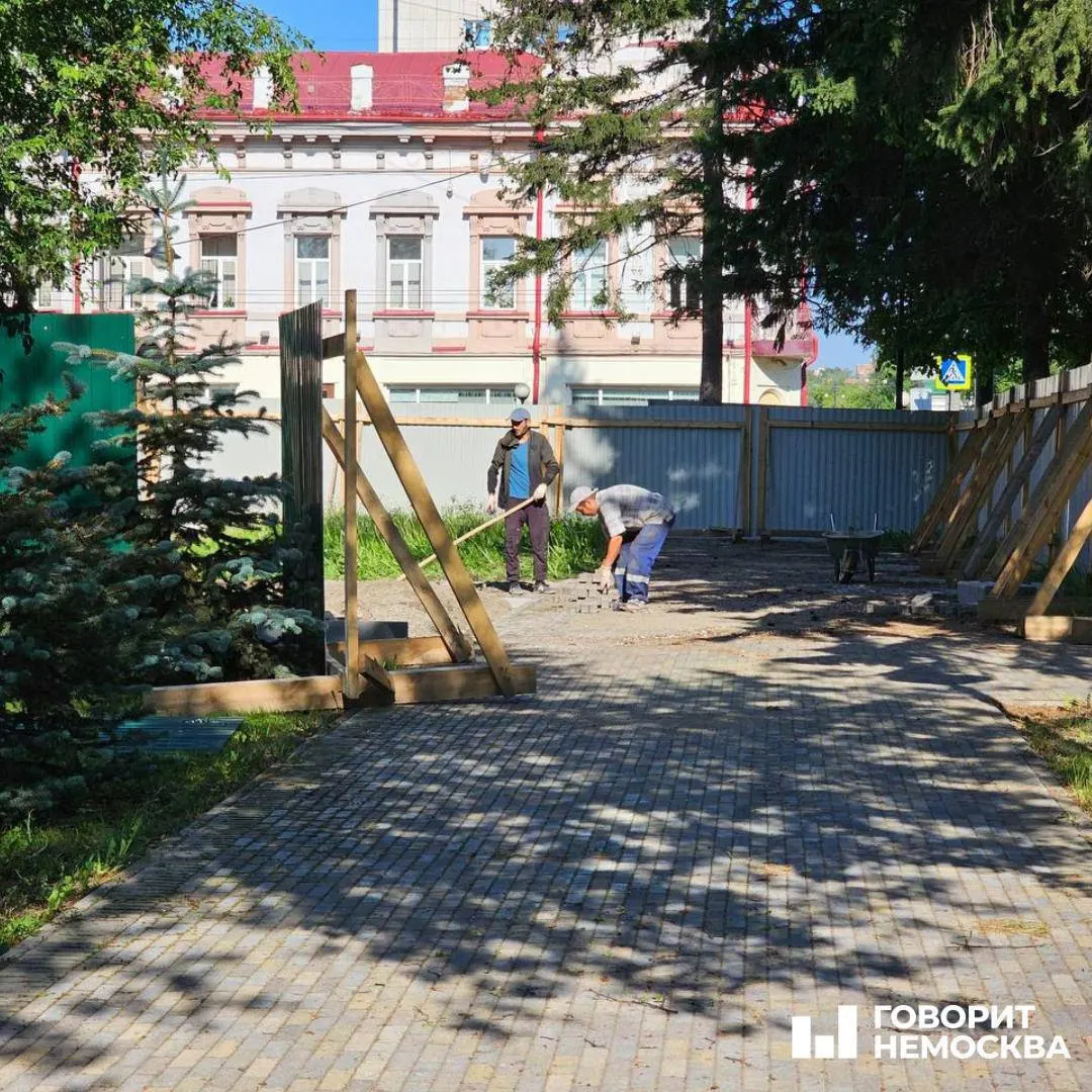 Обследование склона показало устойчивое состояние грунта; мемориал временно хранится в городских службах, сроки возвращения не названы.