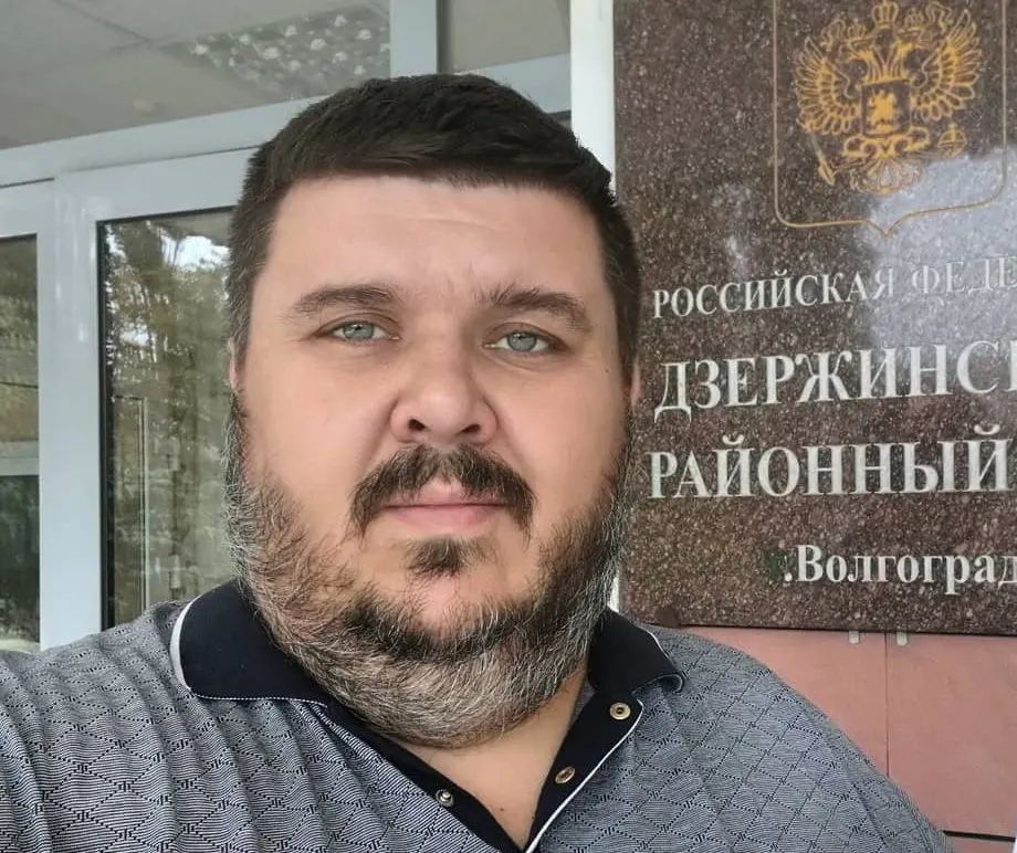 В Центральном районном суде Волгограда прошло первое открытое заседание по делу о вымогательстве: обвиняемый блогер вместе с соучастником, по версии следствия, требовал деньги у руководителей организаций, один из потерпевших, как утверждается, передал 6 млн рублей.