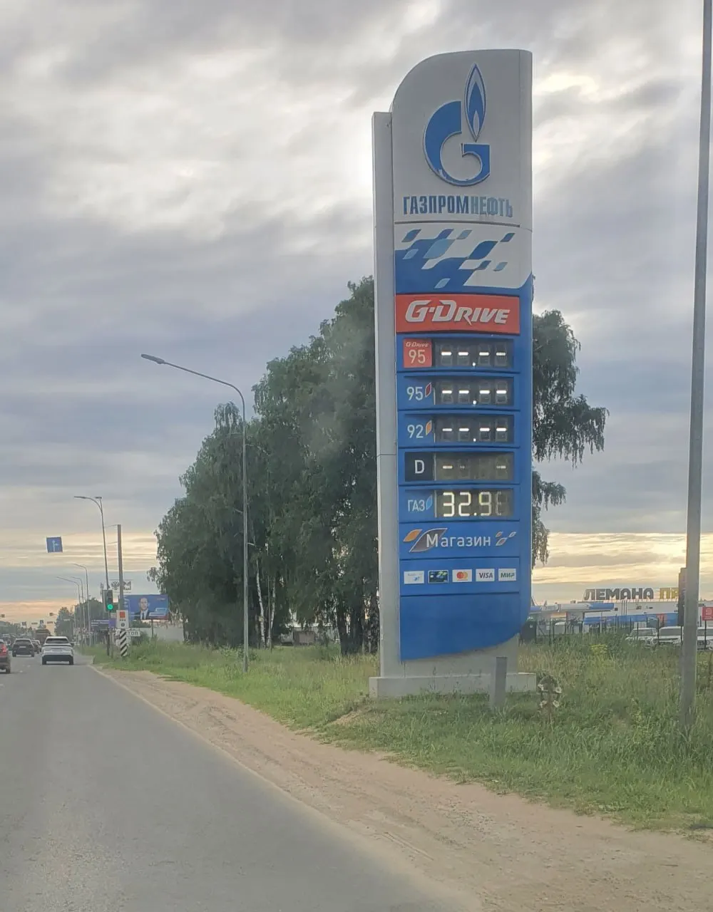 На одной из автозаправок Пскова отсутствуют бензин и дизтопливо: по фотографиям видно, что в продаже остался только газ. Причины дефицита пока не уточнены, официальных комментариев нет.