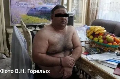 Заставляли мужчин подписывать контракты с Минобороны под обещания фиктивного трудоустройства или отсутствия отправки на фронт, затем получали доступ к их банковским счётом и снимали деньги — пострадавших более 20 человек.