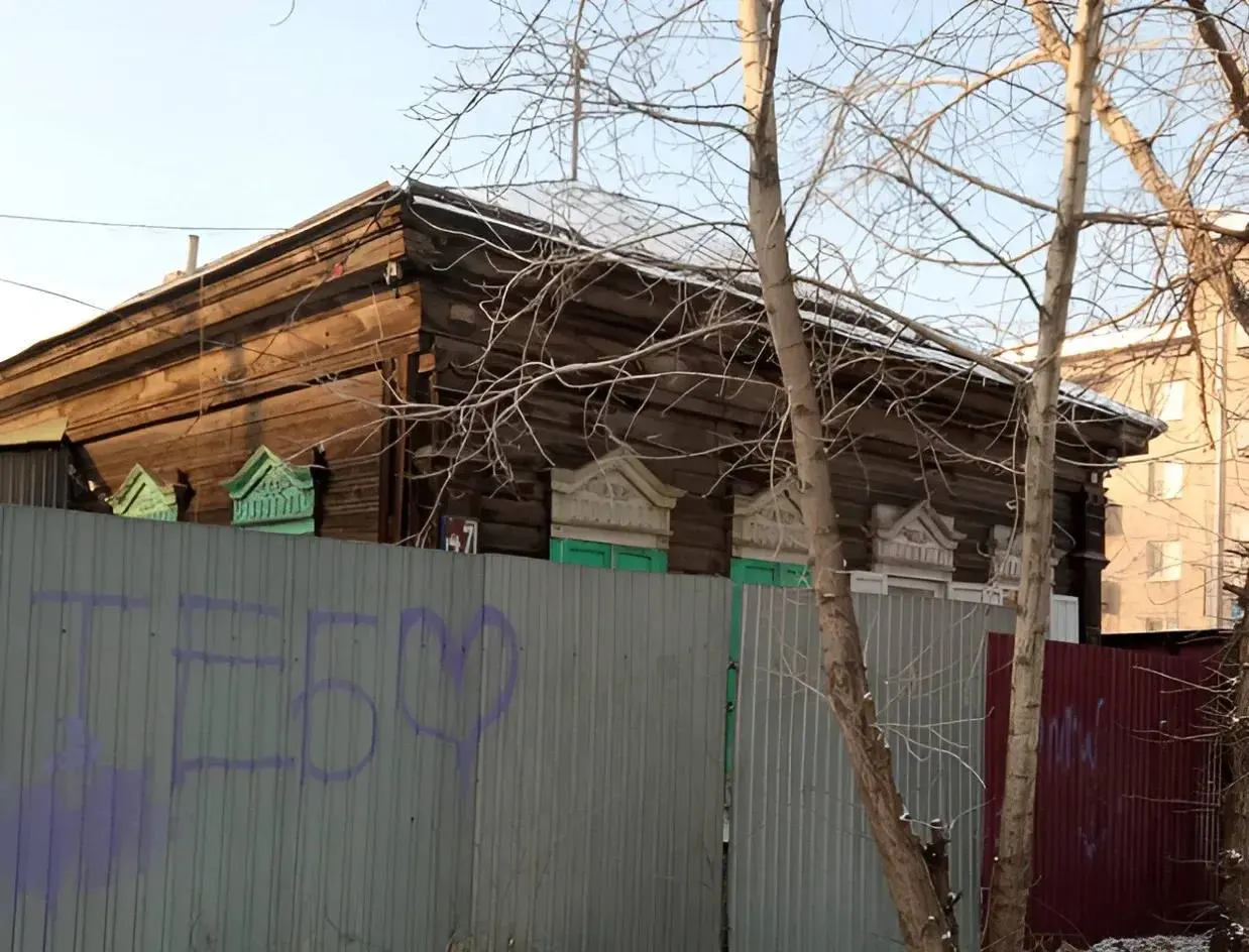 Одноэтажное деревянное здание начала XX века на Ингодинской, 47 предлагают в аренду за 1 рубль: инвестор должен разработать проект реставрации и привести его в порядок.