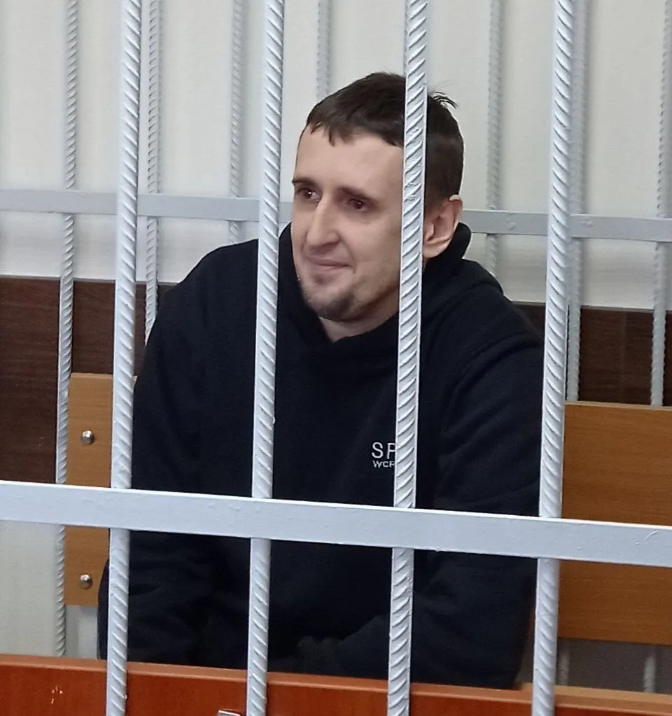 Кировского активиста Ричарда Роуза вывезли из пермской колонии в СИЗО‑2 города Ирбит. Родственники заявляют о систематической блокировке переписки и отсутствии посещений со стороны адвоката.