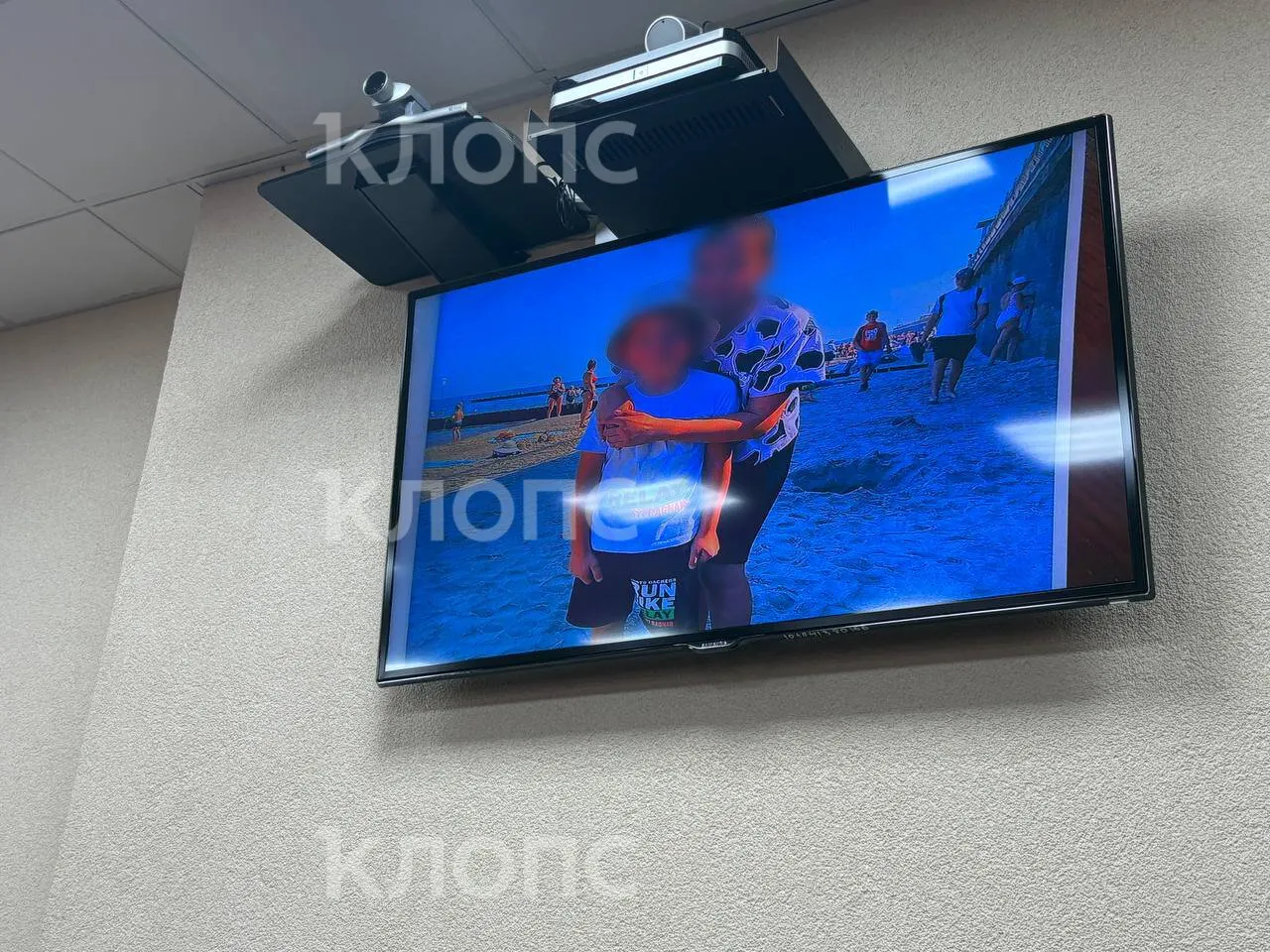 На первом после возобновления следствия заседании в Калининграде отчим заявил, что побои могли быть нанесены не при жизни ребёнка. В суде показали фотографии из 2023 года и посмертные снимки с многочисленными травмами.