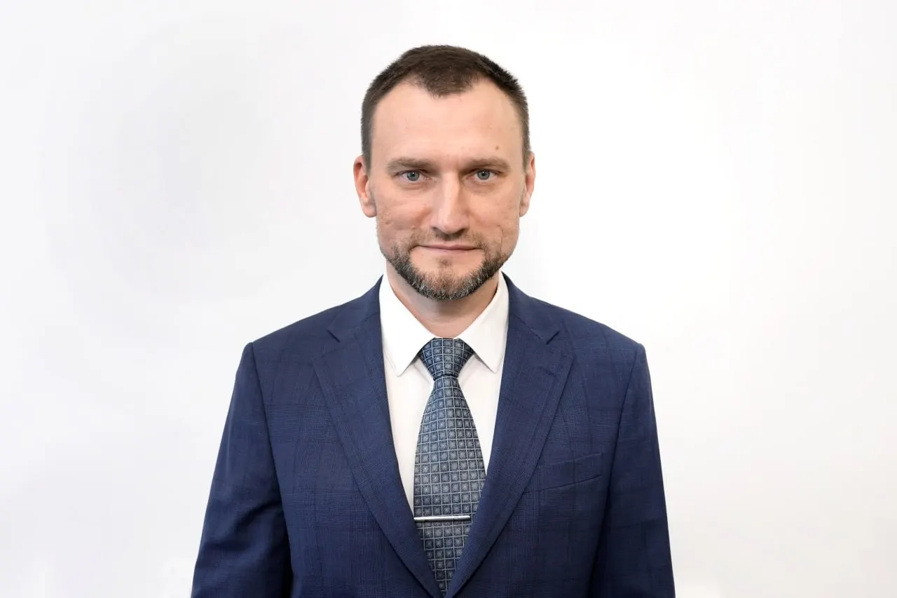 Ивана Долотова назначили проректором по административно‑хозяйственной работе и безопасности. В пресс‑релизе отмечают его опыт «в структурах с повышенными требованиями к исполнительской дисциплине и безопасности». Официальных объяснений кадровой ротации пока нет; в регионе обсуждают возможное привлечение сотрудников из Псковского филиала Академии права и управления ФСИН.