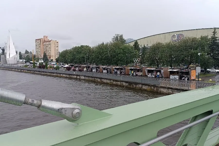 Традиционная выставка-ярмарка ремесленников «Сделано в Калининграде» проходит на набережной улицы Виктора Гюго с 1 мая по 31 июля; торговые места предоставляются ремесленникам бесплатно.