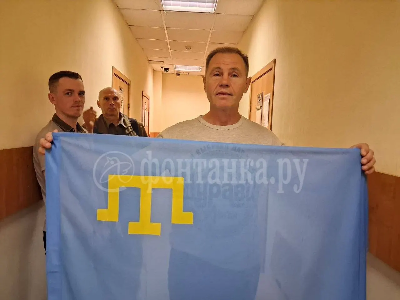 Производство по делу о демонстрации экстремистской символики в отношении Радиона Эсмедляева прекращено за отсутствием состава правонарушения. Изъятый крымско‑татарский флаг возвращён.