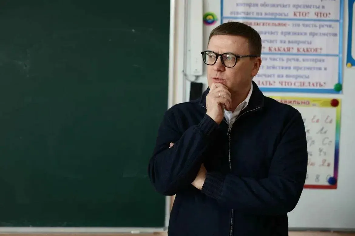Сотрудники детских садов и школ жалуются на отмену обещанной индексации, урезание надбавок и стимулирующих выплат; родители вынуждены доплачивать за питание в лагерях.