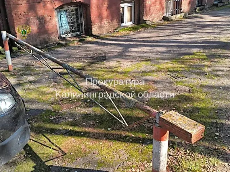 На территории центральной районной больницы в Советске незакреплённый шлагбаум в июле 2025 года упал на восьмилетнюю ребёнка. Суд обязал медучреждение выплатить 100 тысяч рублей компенсации.