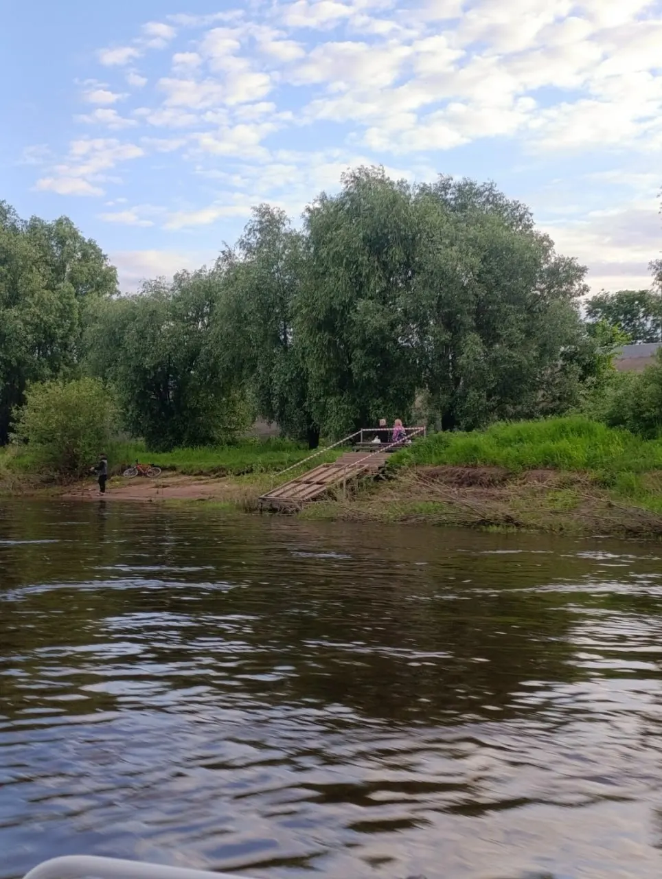 Спуски к воде, благоустроенные в 2024 году в рамках проекта «Сарапульские острова», оказались повреждены за один сезон. Глава города объясняет это воздействием реки и обещает восстановление.