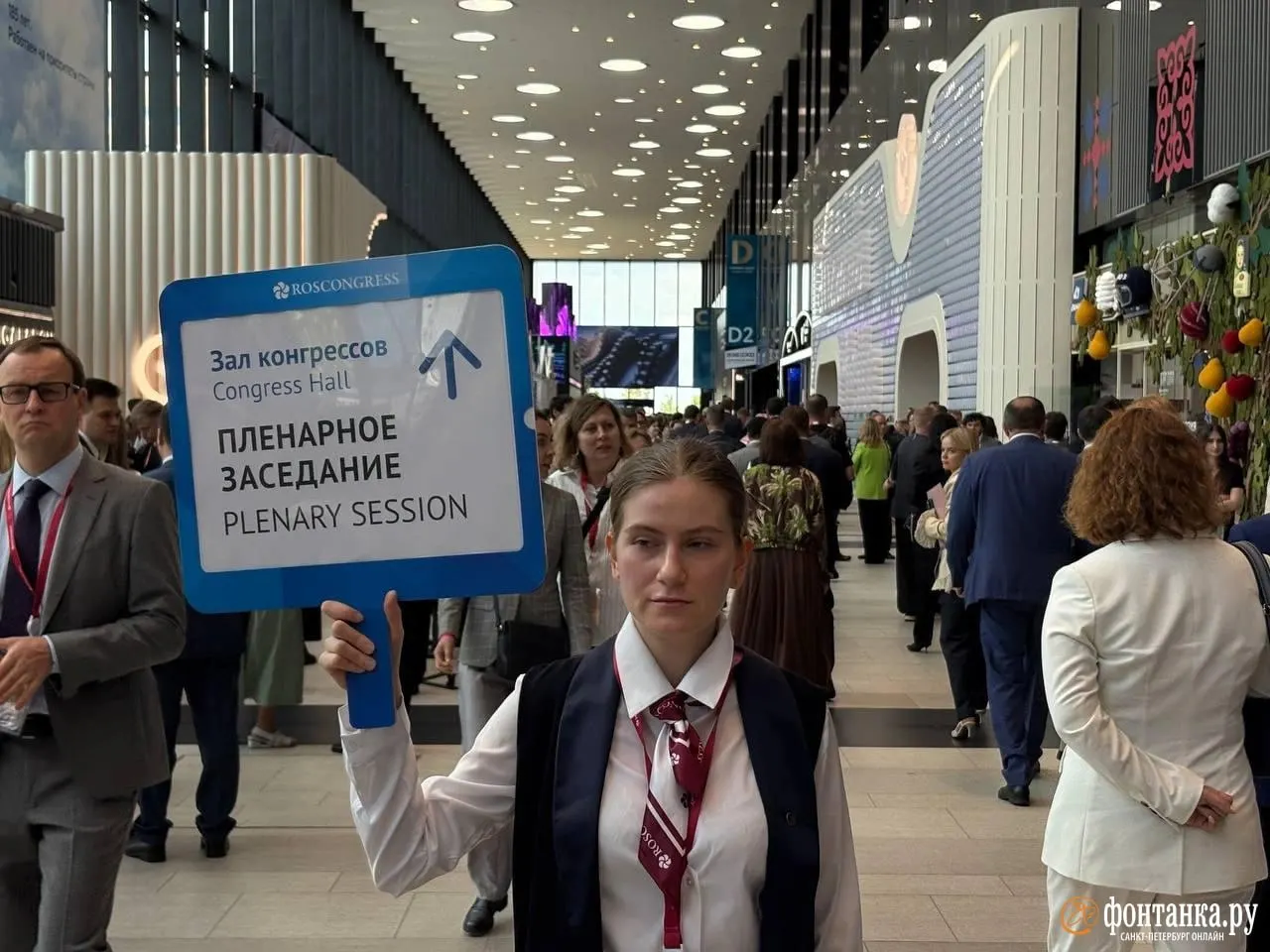 Перед началом пленарной сессии у зала собираются делегации. Среди приглашённых — лидеры Узбекистана и Танзании, заместитель председателя КНР и министр энергетики Саудовской Аравии.