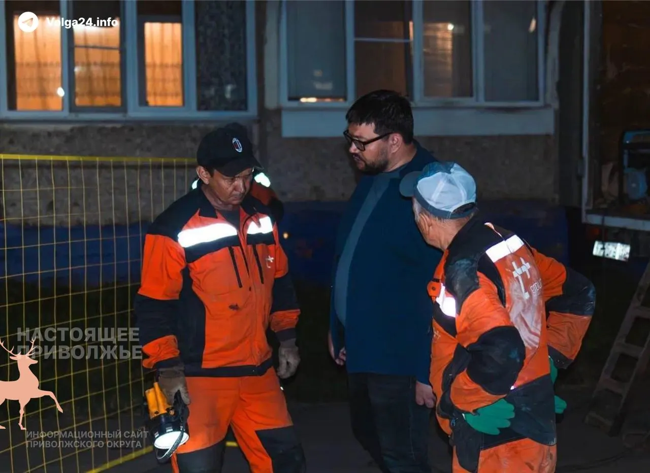 Более ста многоквартирных домов в Чебоксарах уже неделю живут без горячей воды из‑за массовых порывов на изношенных сетях «Т Плюс». Ремонт перенесли на 21 июня, мэр провёл ночной рейд и пригрозил компании штрафами.