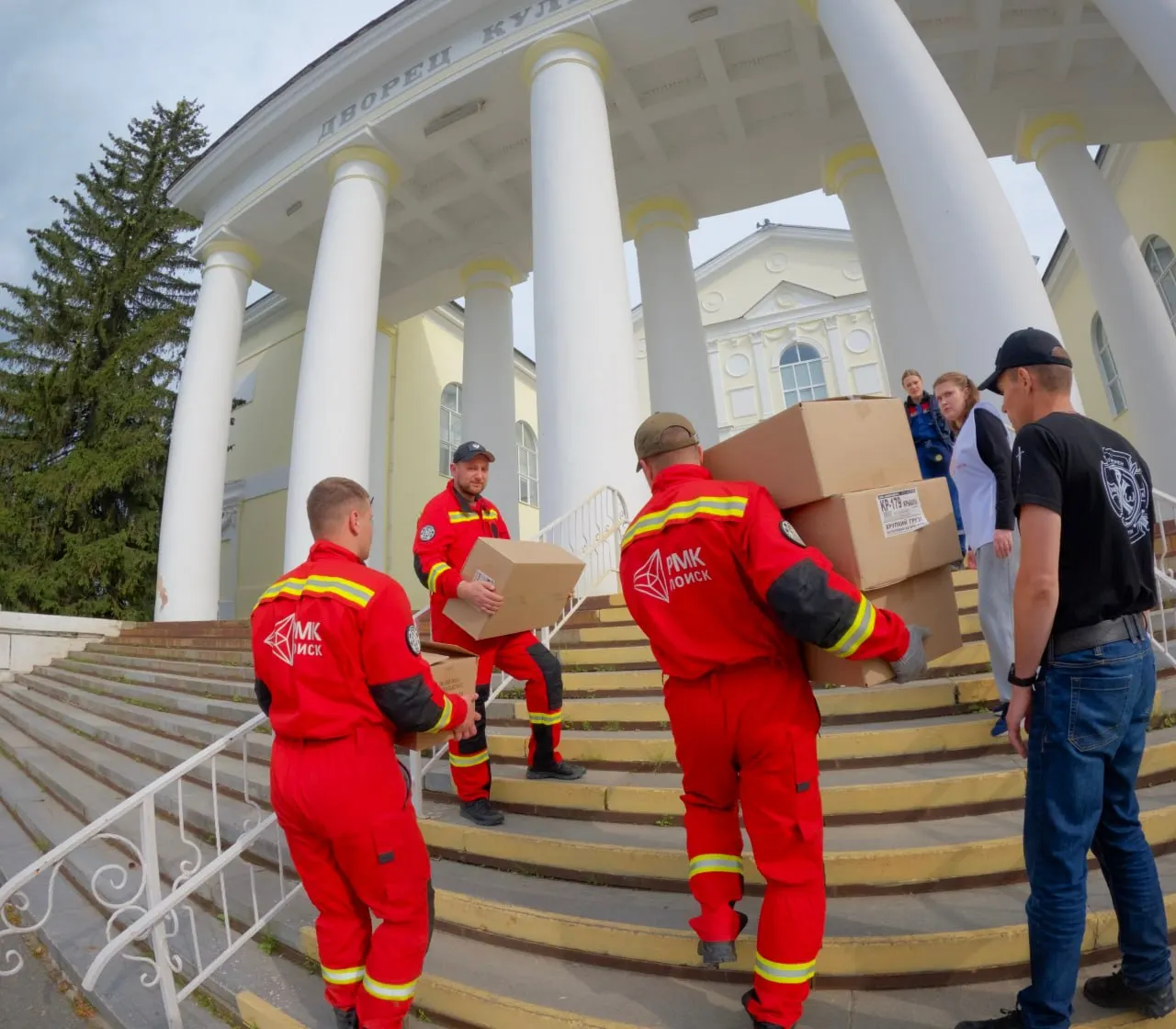 Из Екатеринбурга сформировали и доставили комплексный груз с инструментами, водой и продуктовыми наборами — общий объём помощи превысил миллион рублей.