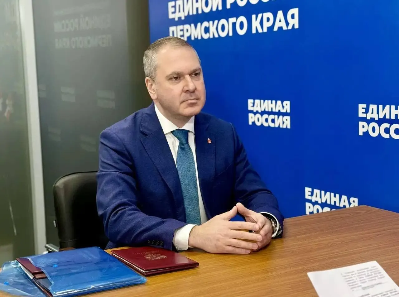 На съезде партии утвердили победителей праймериз по одномандатным округам. Среди почти всех действующих депутатов появился один новый кандидат — топ‑менеджер Уралкалия, ранее обучавшийся в США.