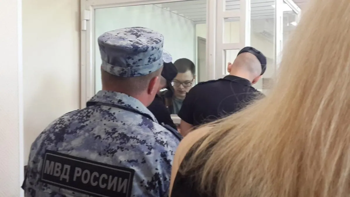 Председатель Советского райсуда продлил содержание под стражей 20‑летнего Никиты Уварова. Ему предъявлено новое обвинение в участии в экстремистской организации — грозит до шести лет лишения свободы.
