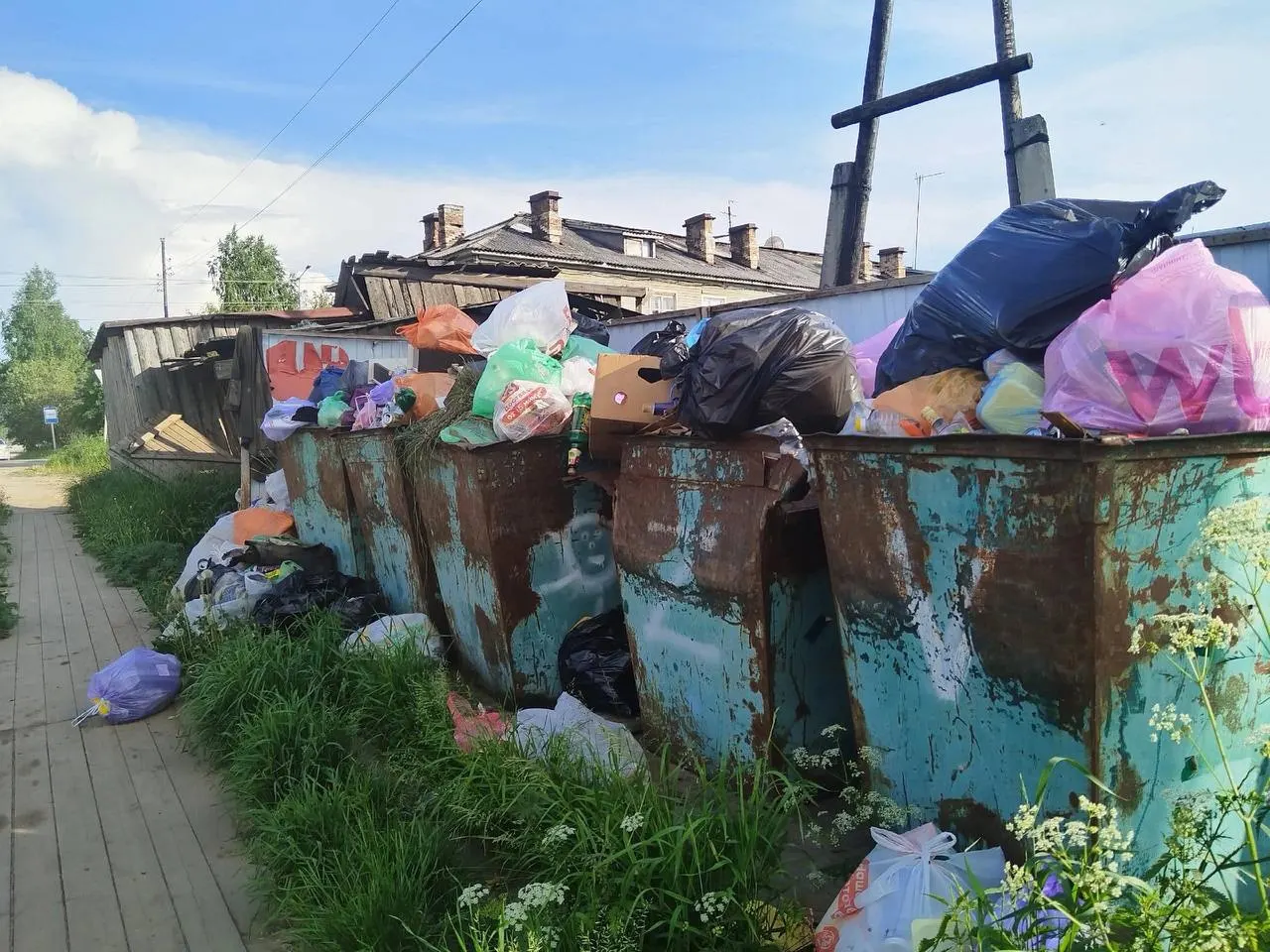 Жители Карпогор, Сосновки и Пинеги пожаловались на накопление отходов: регоператор не прислал замену техники, власти направили претензии, компания заявляет о ремонте.