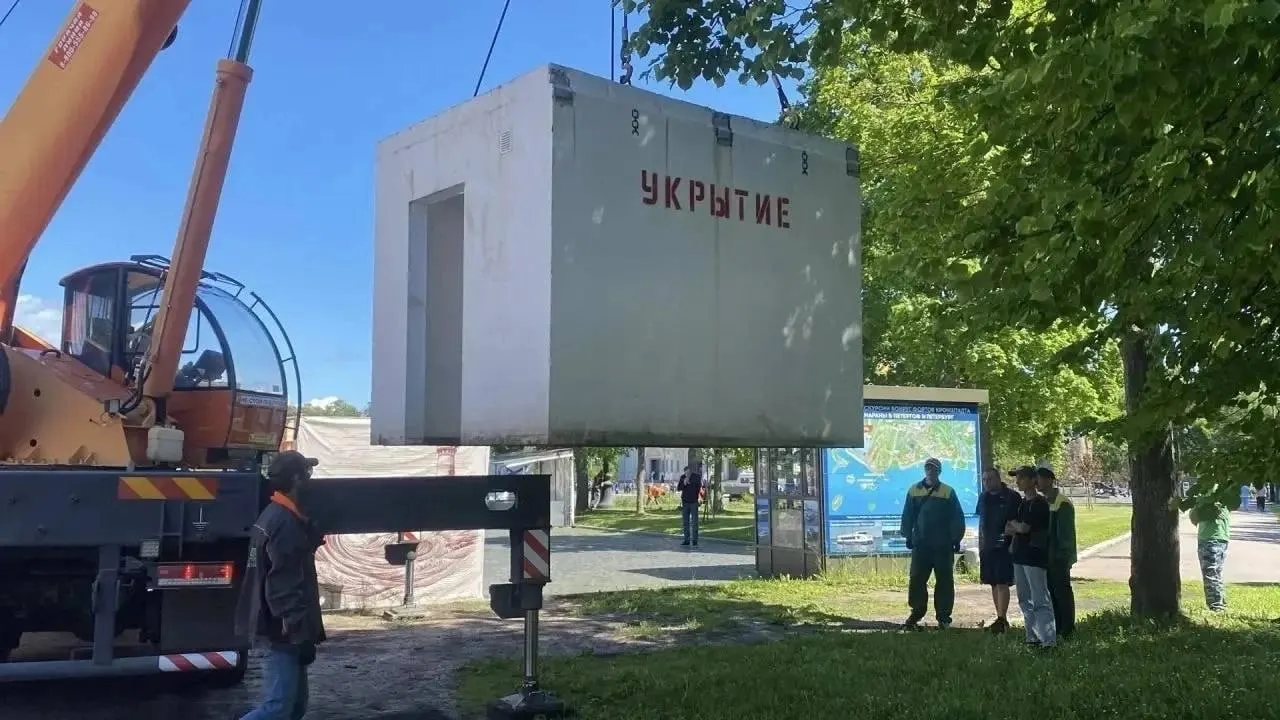В нескольких местах Кронштадта установили бетонные блоки‑укрытия от БПЛА. Власти просят при угрозе налёта немедленно укрыться в безопасном помещении и держаться подальше от окон.