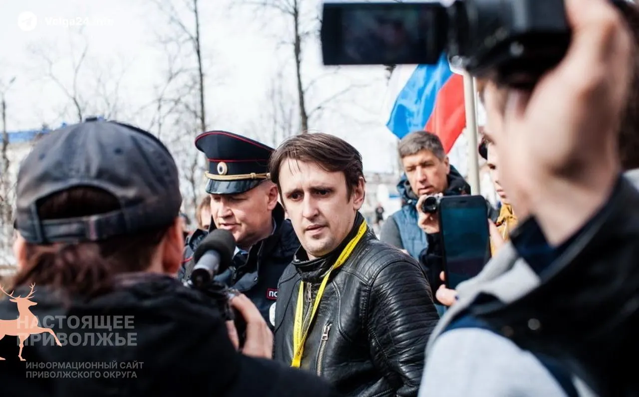 Ричард Роуз, отбывающий восьмилетний срок, сообщил о новом уголовном деле по статье об оправдании терроризма; он отказался от назначенного адвоката и будет защищаться независимым юристом.