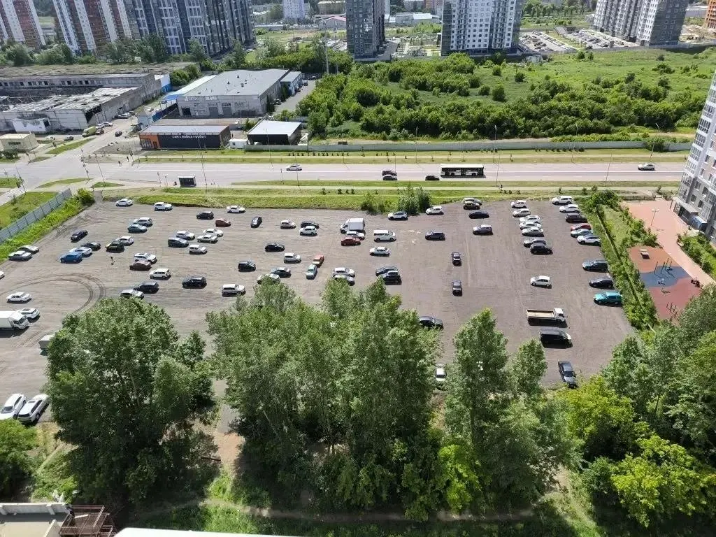 В микрорайоне Тихие Зори на подготовленном пустыре за месяц обустроили стоянку — дорожная техника уже убрана, разметку нанесут в конце июля.
