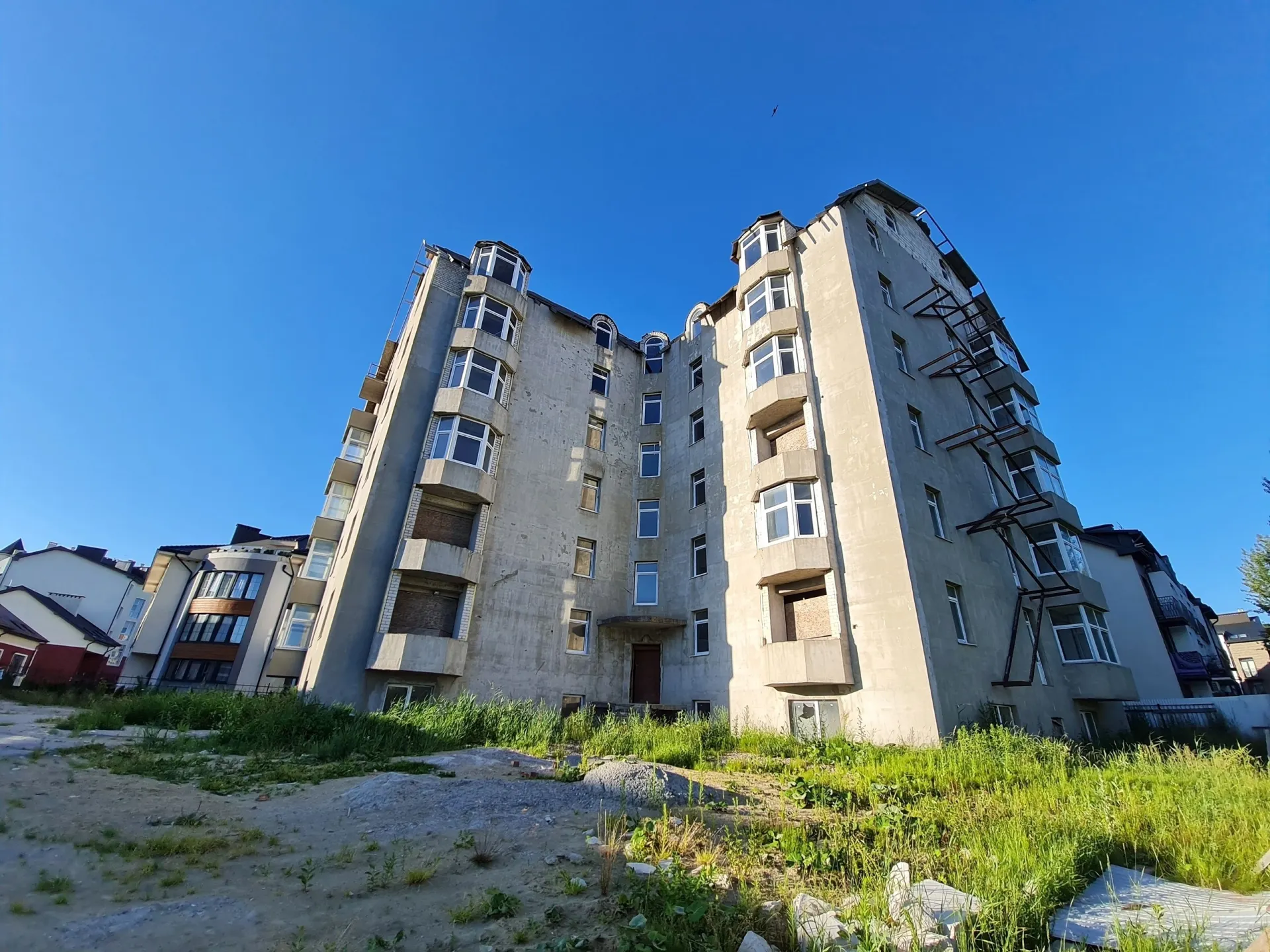 Заброшенный многоквартирный дом на Приморской, 49 в Зеленоградске стоит недостроенным более десяти лет и стал символом провала долевого строительства и потерянных надежд дольщиков.