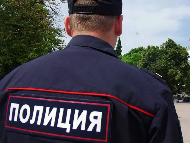 В Краснодаре трое нападавших ворвались в квартиру, избили 45‑летнего арендатора, сломали ему нос и, под угрозой ножа, вывели с его банковского счёта 820 000 рублей. Подозреваемые задержаны, им грозит до 12 лет лишения свободы.