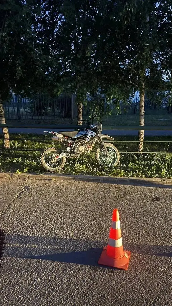 На улице Шумакова мотоциклистка не справилась с управлением и врезалась в ограждение: водитель и несовершеннолетняя пассажирка получили травмы и были госпитализированы, по факту ДТП ведётся проверка.