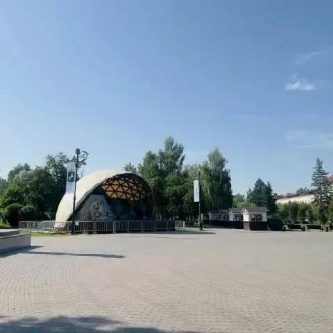 В центре Томска установили три дополнительных точки доступа, обеспечивающие покрытие около 50 метров и скорость до 100 Мбит/с. Сеть расширяет уже действующий Wi‑Fi на площади.