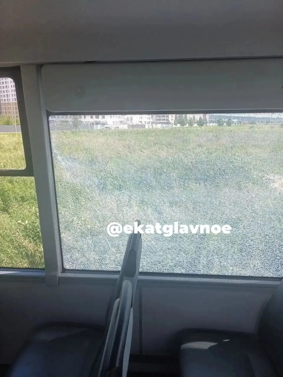В одном из автобусов пострадал мужчина — на кадрах видно, что у него течёт кровь. На место вызвали полицию.