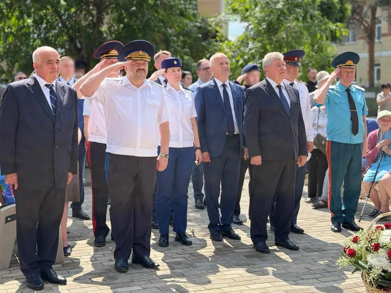 На месте бывшего пустыря в Костроме появился сквер, благоустроенный на средства ФСБ: скамейки, памятный знак со щитом и мечом и таблички с указанием исторических этапов органов безопасности. Губернатор Сергей Ситников приветствовал создание сквера и охарактеризовал сотрудников спецслужб как «ангелов‑хранителей». Обновление рассматривают в контексте возвращения памятников советским деятелям.