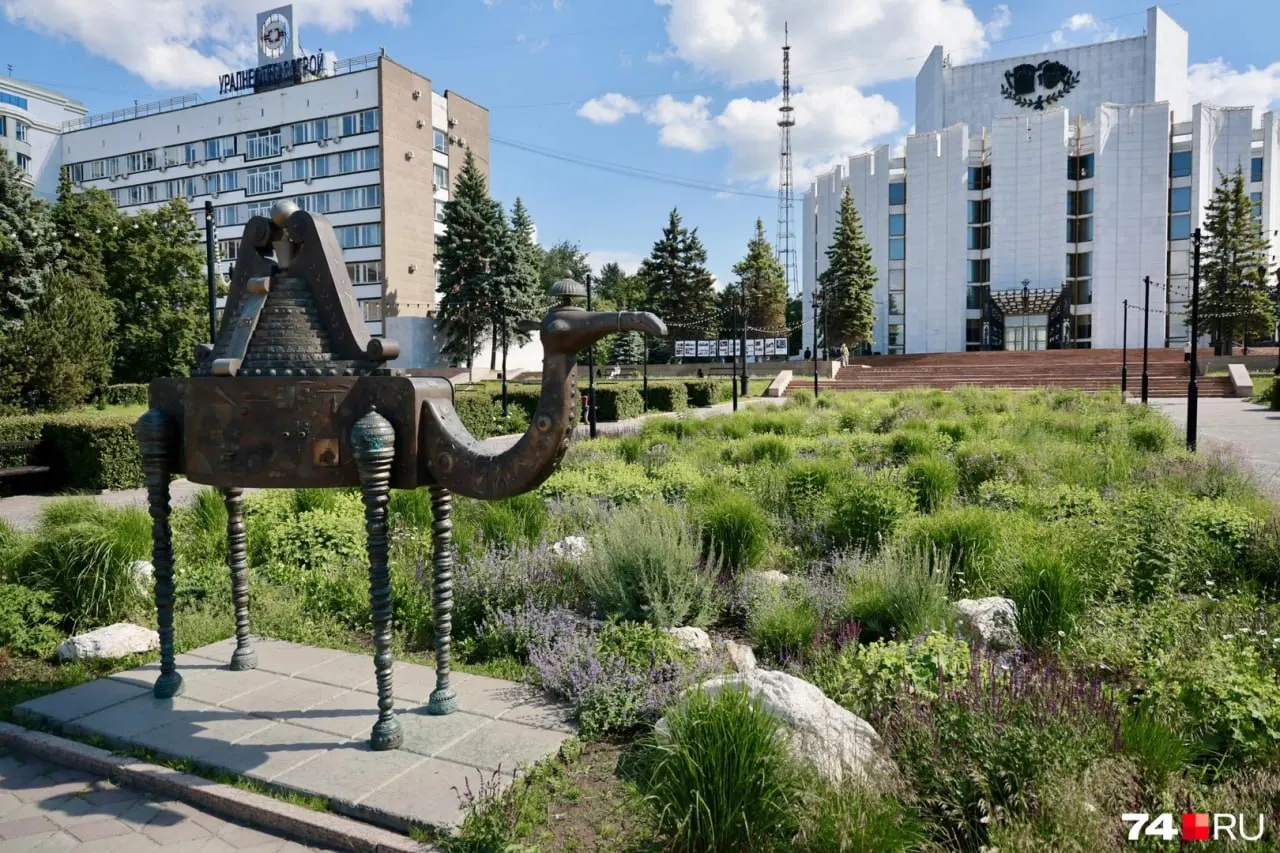 В центре города три луговые клумбы вернули к более традиционному оформлению: многолетние растения перевезут в городской питомник, а обновление 18 цветников проводится по госконтракту на 2,3 млн рублей.
