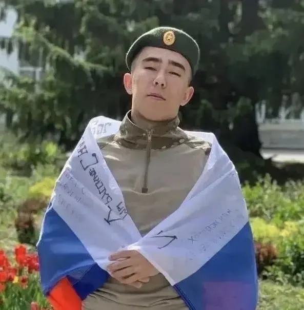 22‑летний уроженец Иркутской области, воспитанный сестрой, умер в госпитале 2 мая 2026 года после ранения в Донецкой области; его свадьба была запланирована на 6 июня.