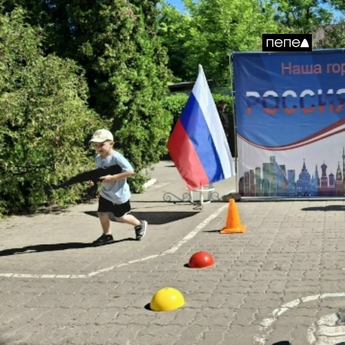 В учреждениях Белгородской области дети участвовали в эстафетах с игрушечным оружием, проходили «курс молодого бойца», писали письма военнослужащим и украшали «Окна России».