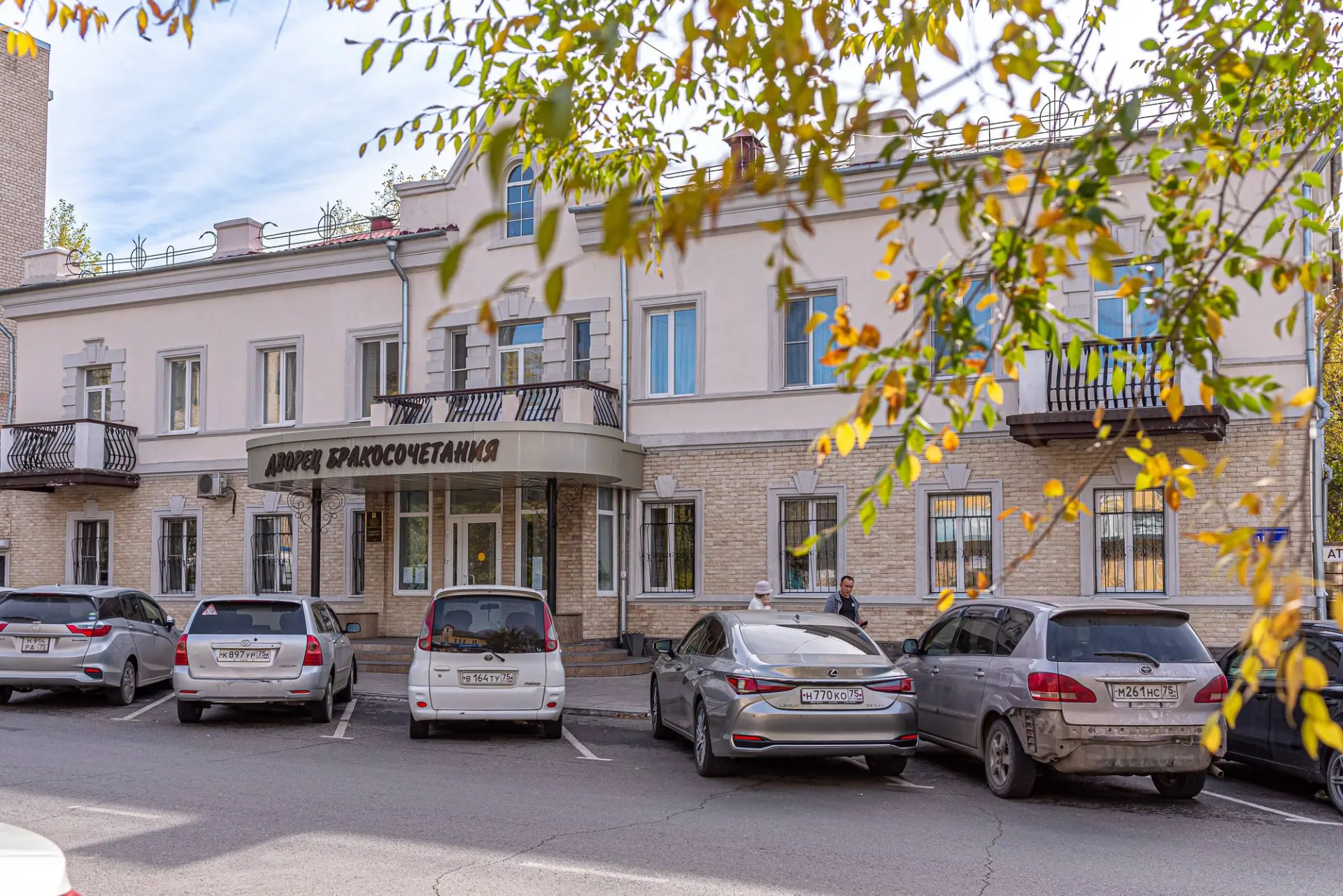 На сайте госзакупок объявлен конкурс на ремонт фасада и внутренних помещений здания Центрального ЗАГСа на улице Костюшко-Григоровича. Учтены требования по согласованию отключений коммуникаций и материалов.