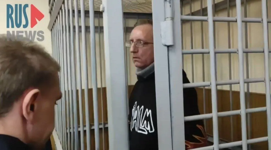 Группа поддержки сообщает, что у Богмута вновь произошёл обморок на утреннем построении; медики зафиксировали повышенный уровень сахара и пообещали дополнительные анализы. Ранее в апреле его арестовали по делу о распространении материалов о российской армии.