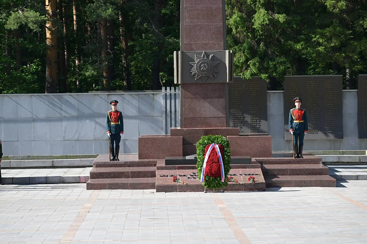 Александр Гуцан и Денис Паслер приняли участие в церемонии возложения цветов у Широкореченского мемориала.
